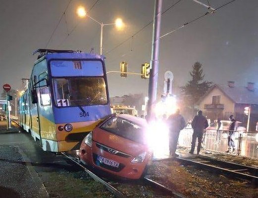 АД В СНЕЖНА СОФИЯ! Трамвай помля кола на релсите (СНИМКИ)
