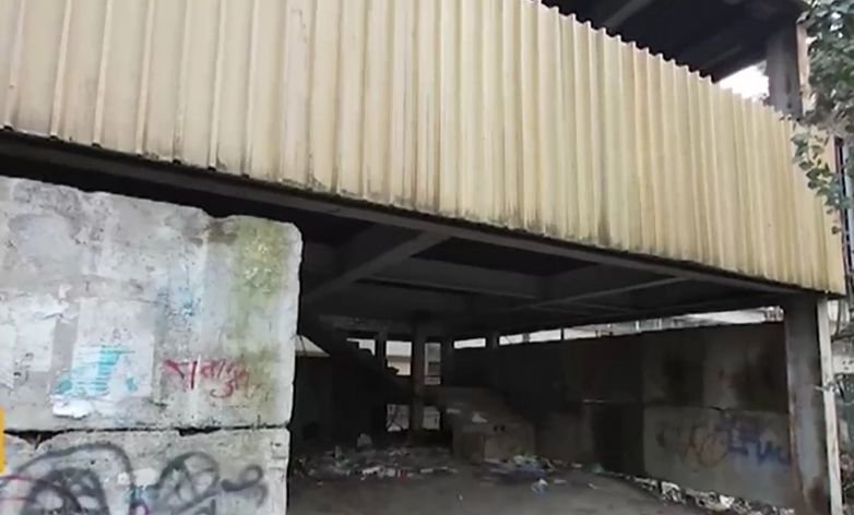 Опасна сграда превърната в бунище, място за игра на деца