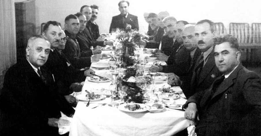 История на депутатското кюфте и как се стигна до постната пица за народа