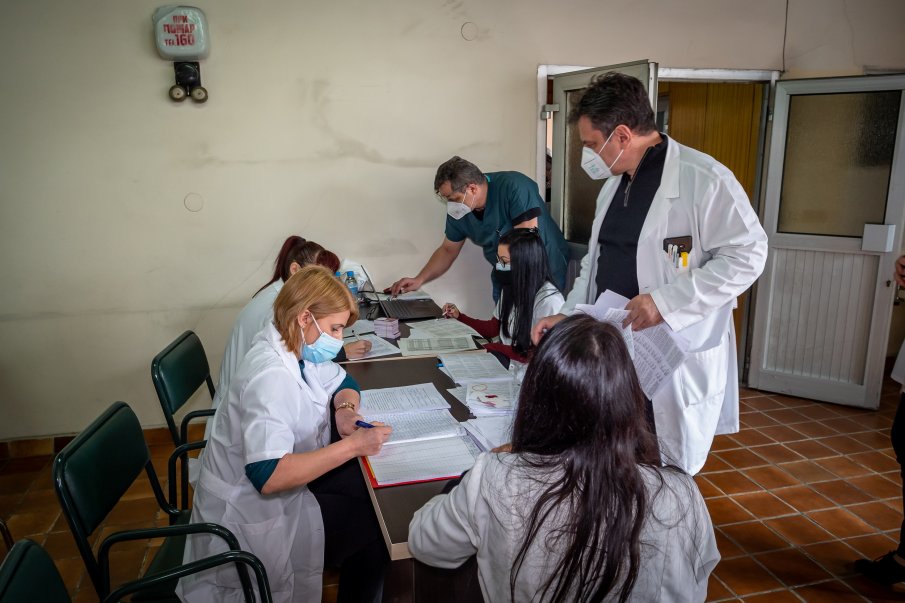 210 служители на СДВР с първа ваксина днес