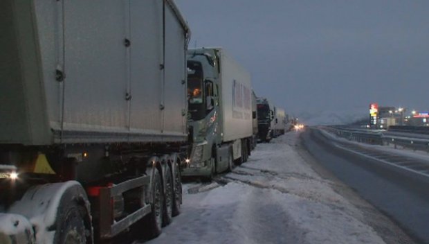 Тежка верижна катастрофа с два тира в София