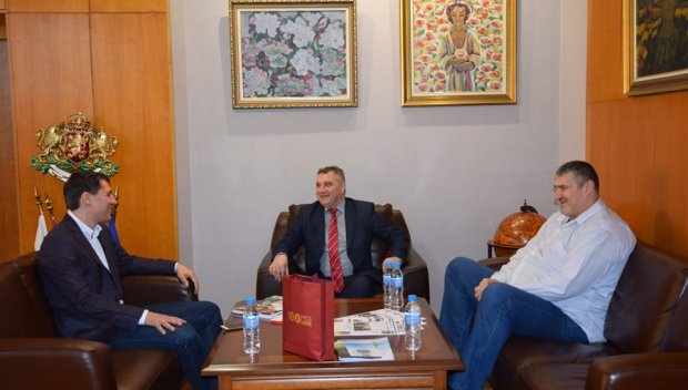 Ректорът на УНСС се срещна с Любо Ганев и Кирил Евтимов