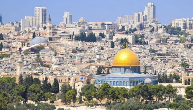 СКАНДАЛ! Израелски министър пренебрегна мюсюлманските правила за молитва на свещено място в Йерусалим