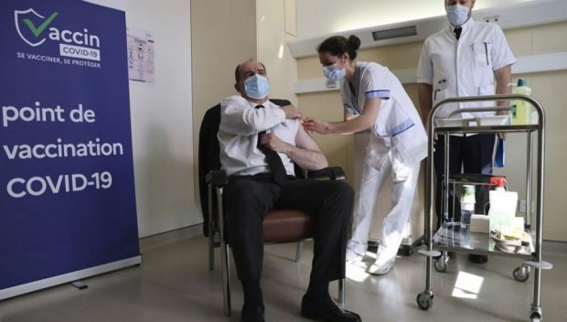 Премиерът на Франция се ваксинира на живо с „АстраЗенека”