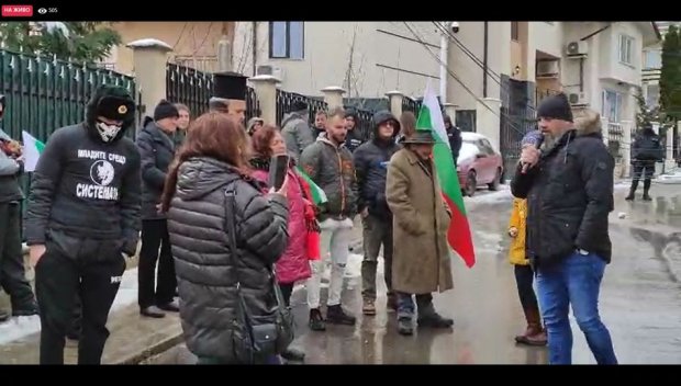 Не, не бива да се мълчи за гнусотията пред дома на Борисов. И за психическия терор над внуците му