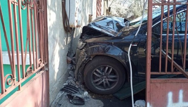 Джип се разби в заведение от пловдивския квартал Тракия (СНИМКА)