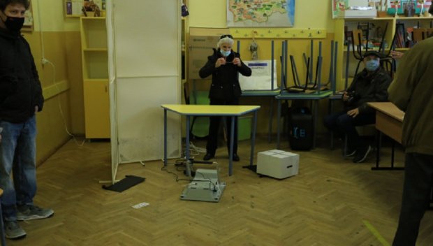 ГАФ: Машина падна при опит за гласуване (СНИМКИ)