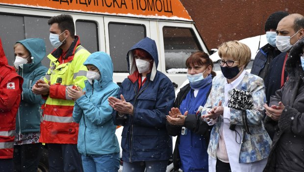Медици от Спешна помощ сведоха глава пред паметта на колегите си, загубили битката с COVID-19 (СНИМКИ)