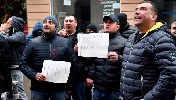 Викове Оставка! огласиха Позитано 20. Социалисти освиркват Нинова за провала на изборите (СНИМКИ)