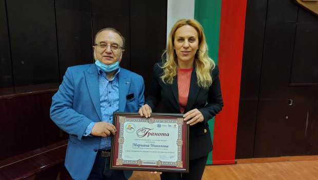 Марияна Николова с плакет от Варненска туристическа камара и грамота от Българската хотелиерска и ресторантьорска асоциация (СНИМКИ)