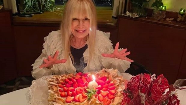 Лили Иванова празнува рождения си ден с приятели (СНИМКИ)