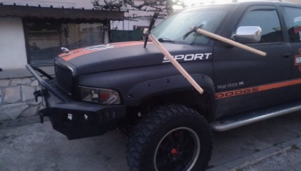 ВЕНДЕТА: Забиха кирки в автомобили в Пазарджик (СНИМКИ)