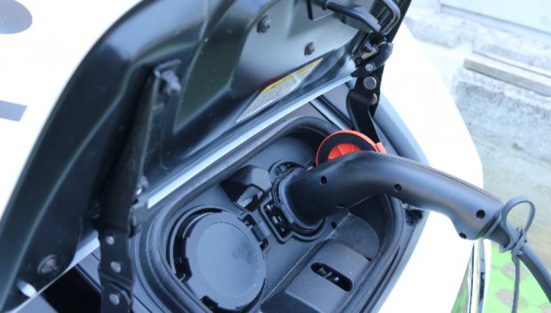 Експерти с анализ за пазара, тенденциите и осигуреността на електромобилите