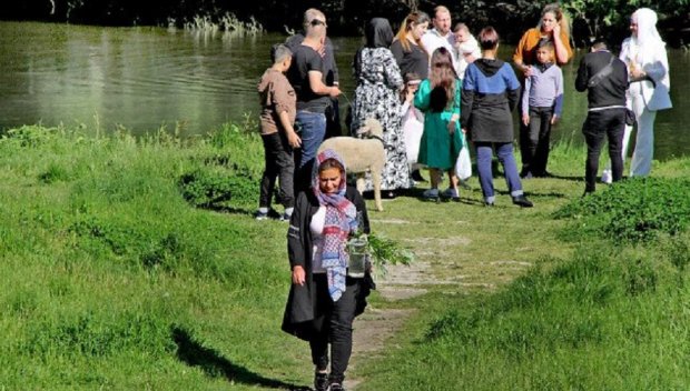 Роми „къпаха бебета на Марица за Едерлези (ВИДЕО/СНИМКИ)