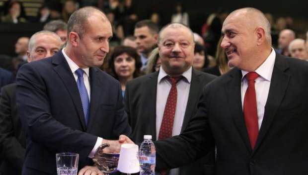 С двойния си морал тълпата превръща Радев в Борисов