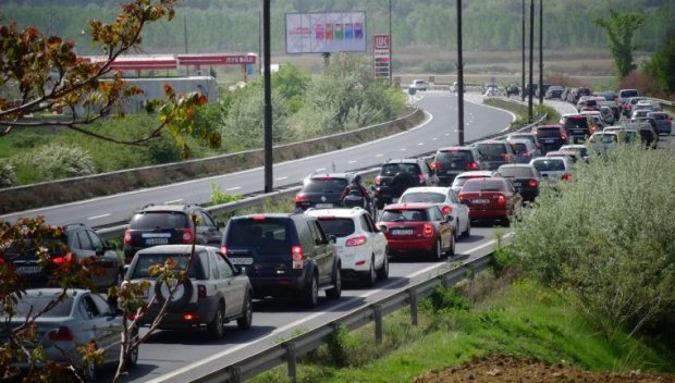 Голяма тапа на Струма заради катастрофа, колите едва пъплят (СНИМКА)