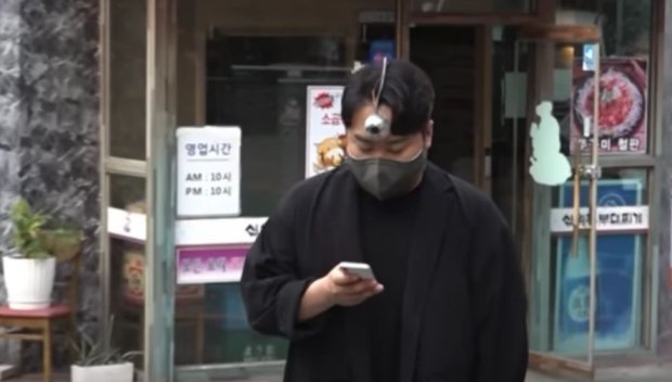 КУРИОЗ! Изобретиха трето око за хора, които не оставят смартфоните си