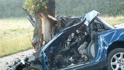 Удар в дърво край Раднево вкара шофьор в болницата