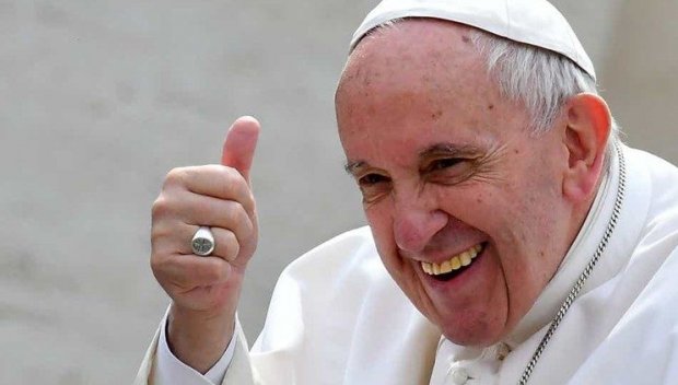 Папа Франциск получи фланелка на волейболния Хебър