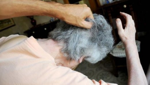 Прокуратурата разследва мъж, пребил с юмруци майка си в Трън