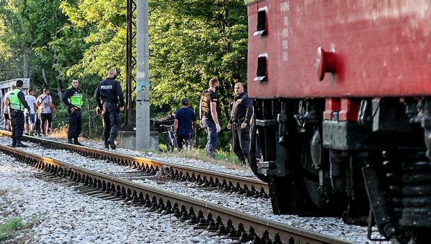 КРЪВ НА РЕЛСИТЕ: Бърз влак уби жена край гара Бутово