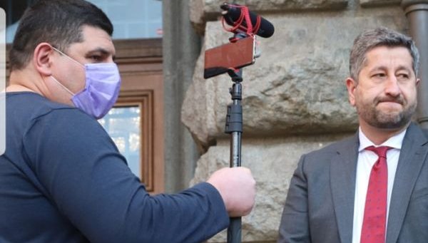 Евродепутатът Асим Адемов: Кога тия двамата ще направят едно видео за палата на главния милиционер другаря Рашков? Защо навън има повече билбордове на ДБ, отколкото пътни знаци?