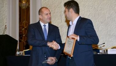 Американски професор: Служебният кабинет прокарва президентски преврат. Радев погазва Конституцията. Веднага да се подложи на гласуване искане от народните представители за оставката му и тази на Кирил Петков!