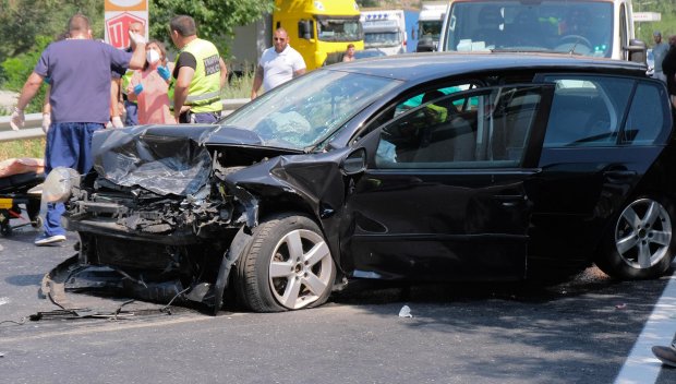 Тежката катастрофа на Кресненското дефиле затвори за час и половина Е-79, една жена е починала (СНИМКИ)