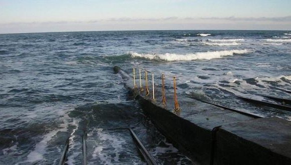 Спешна проверка на скъсана тръба за отпадъчни води в Черно море