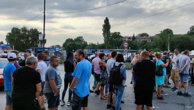 Блокираха и пътя София - Перник заради спрян ремонт (СНИМКИ)