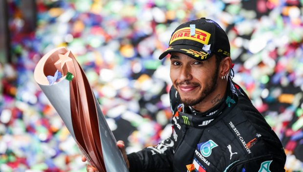 Хамилтън се залепи зад Верстапен след нова победа във Формула 1