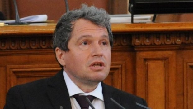 Джипката е заменена от диван, а Тошко се държи като мисирка