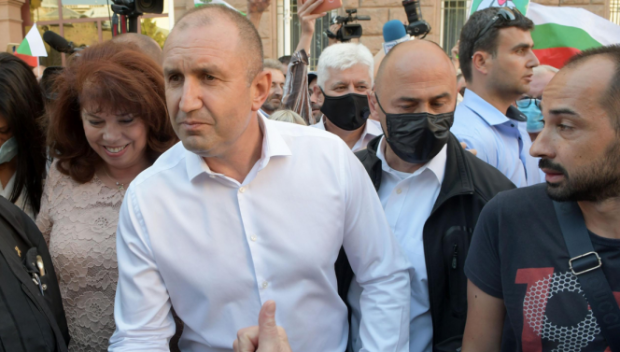 ЕКШЪН В ПИК: Румен Радев освиркан мощно във Велико Търново с викове Оставка (ВИДЕО)