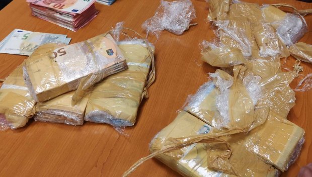 Прокуратурата наблюдава бързо производство за недекларирани евро за общо 193 627 лева, отрити в турски гражданин (СНИМКИ)