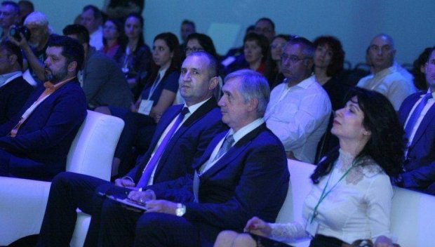 САМО В ПИК: УНИКАЛНА СНИМКА показва задкулисието зад Радев и Кирил Петков