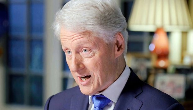 Излезе ВИДЕО как Бил Клинтън се усмихва, докато разглежда снимки от острова на Епстийн