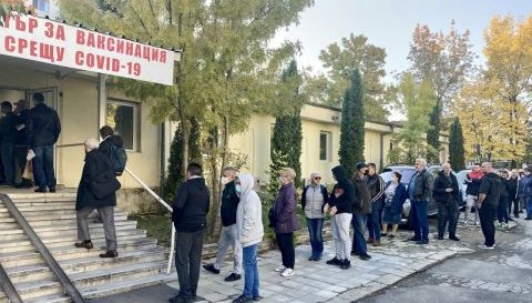 ОПАШКА: Нaплив зa вaкcини в Окръжна болница