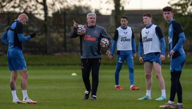 Уволненият треньор на Нюкасъл разкри на какво унижение е бил подложен