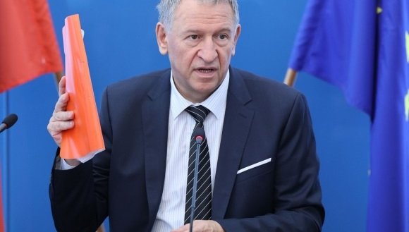 ГЪРМИ НОВ СКАНДАЛ: Лекарският съюз уличи Кацаров в лъжа - джипитата не могат да изписват безплатни лекарства срещу коронавируса