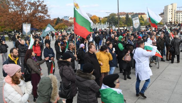 Пореден протест срещу зелените сертификати в София (СНИМКИ)