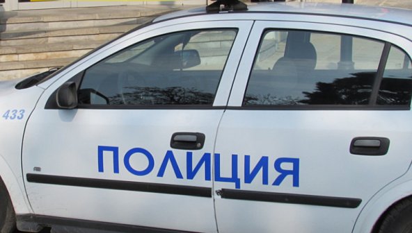 Мъж вилня в супермаркет - хвърля сладоледи и кроасани по служителка