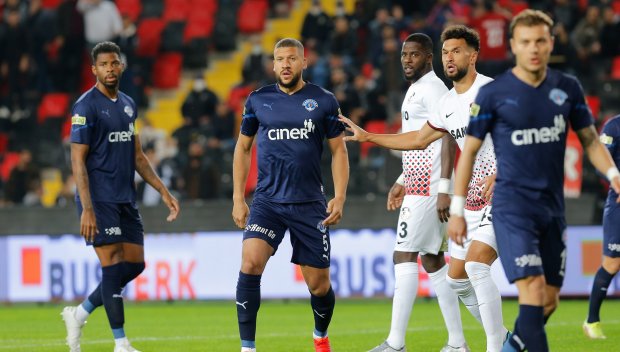 КУРИОЗ: Рефер изкара футболисти от банята, за да си доиграят мача