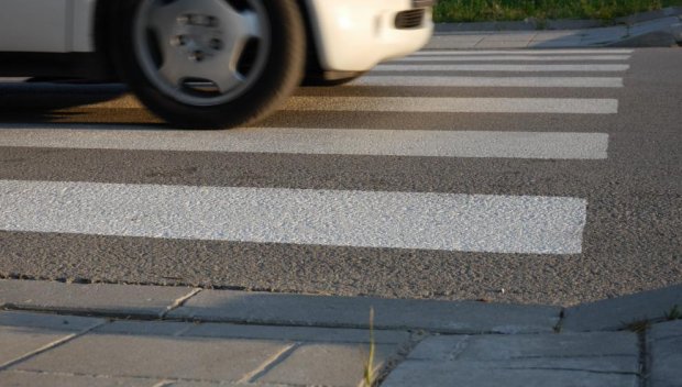 Шофьор блъсна 14-годишно момиче на пешеходна пътека в Бургас