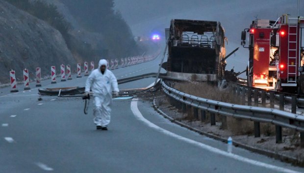 ТРАГЕДИЯ: Полагат цветя и плюшени играчки пред посолството на Република Северна Македония в София (СНИМКА)
