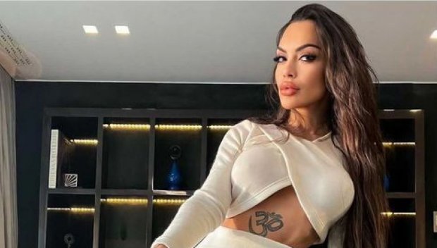 ТУЗАРКА: Лияна спи в леглото на Роми Шнайдер (СНИМКА)