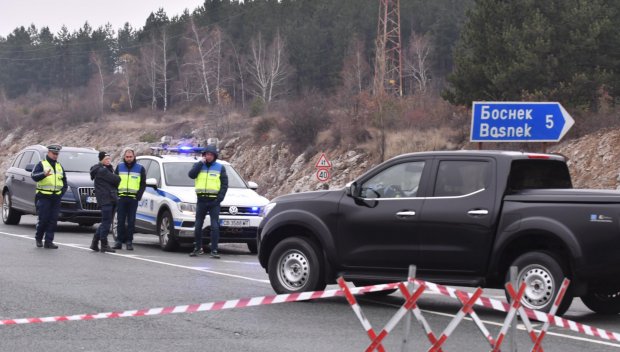 Не е ясно кога ще се пусне движението в района на автобусната катастрофа на „Струма“