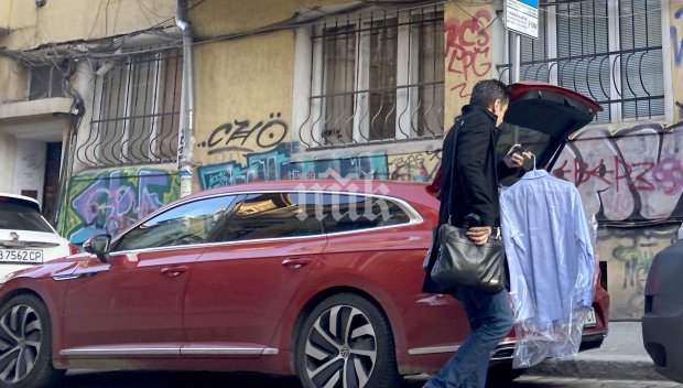 Смешно е нарушителят на Конституцията Кирил Петков да се закълне в Конституцията днес...