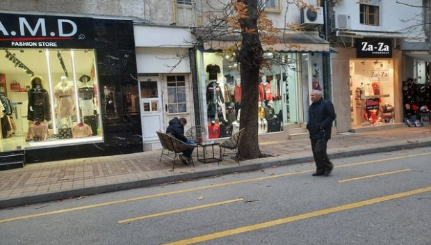 ТОТАЛЕН СРИВ: Бизнесът в Сандански умира - търговците на дрехи масово фалират