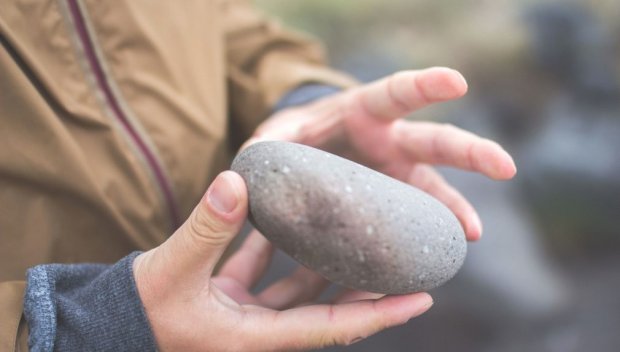Счупиха с камък главата на жена в Мадан