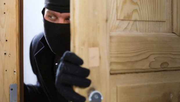 Съдят четирима, задигнали пари и златни накити за 370 000 лева от частен имот в Банско